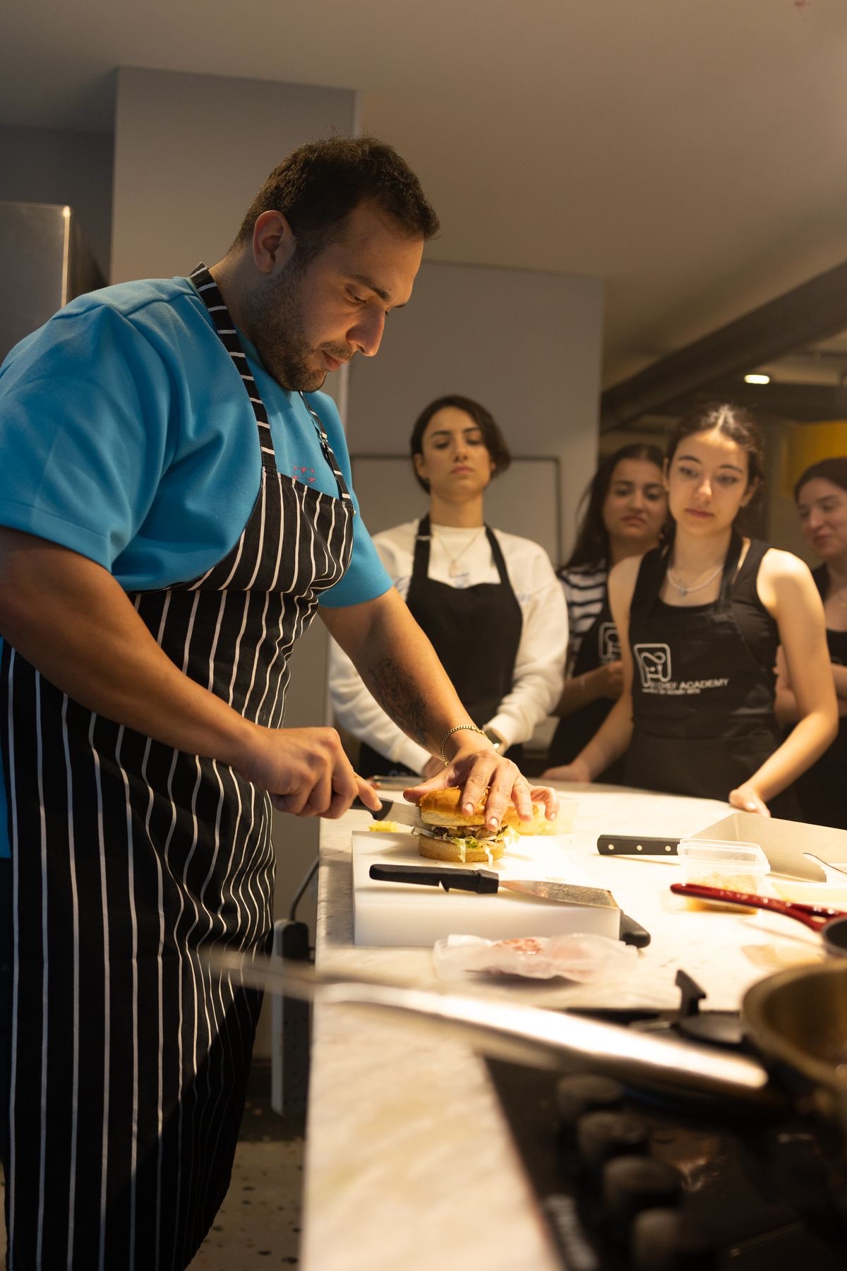 Chef guidant un groupe pendant un atelier de cuisine