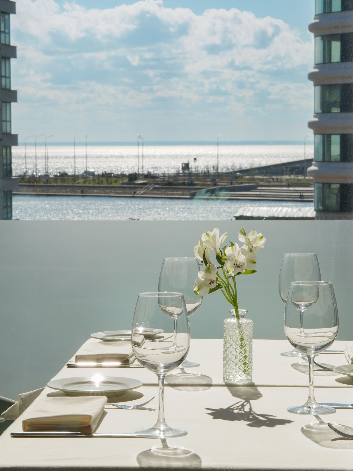 Table élégante dressée face à la mer pour un déjeuner d'affaires