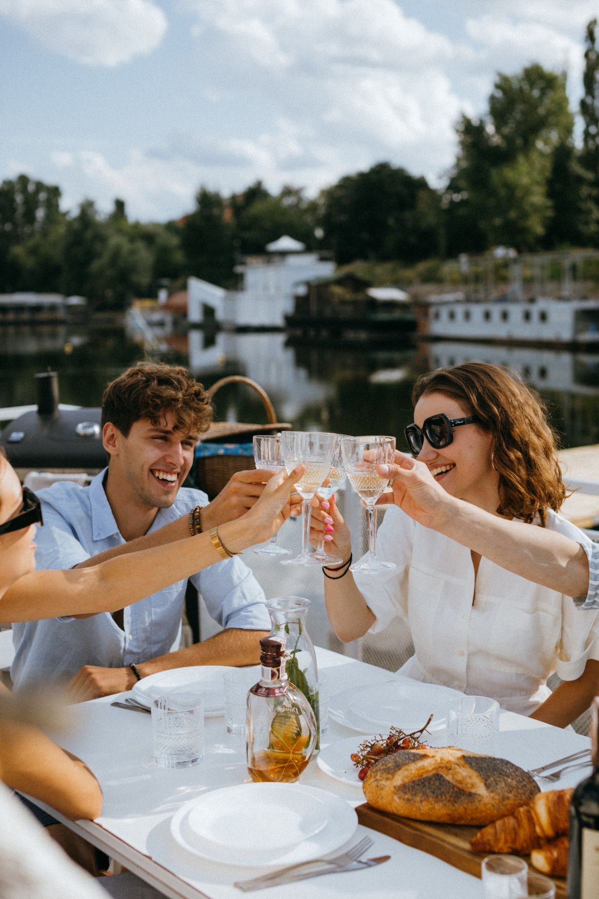 Équipe qui trinque au bord de l'eau lors d'un team-building